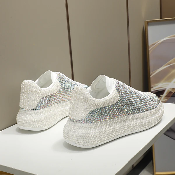 Charmig Multi-Färger Platt Bröllop Rhinestone Pärla Sneakers 2022 Läder Pande Zote Toe Brudskor