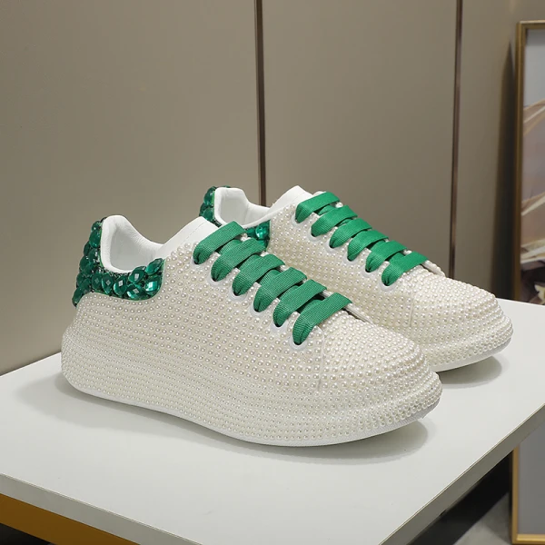 Charmig Multi-Färger Platt Bröllop Rhinestone Pärla Sneakers 2022 Läder Pande Zote Toe Brudskor
