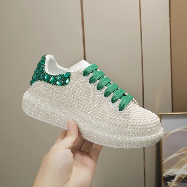 Charmig Multi-Färger Platt Bröllop Rhinestone Pärla Sneakers 2022 Läder Pande Zote Toe Brudskor