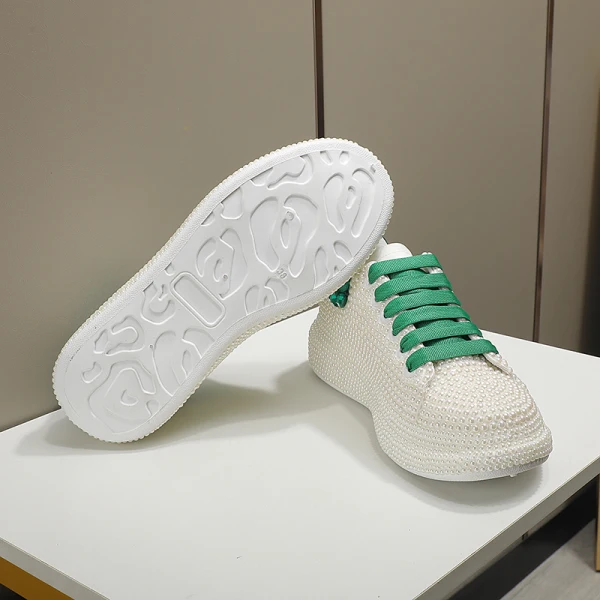 Charmig Multi-Färger Platt Bröllop Rhinestone Pärla Sneakers 2022 Läder Pande Zote Toe Brudskor