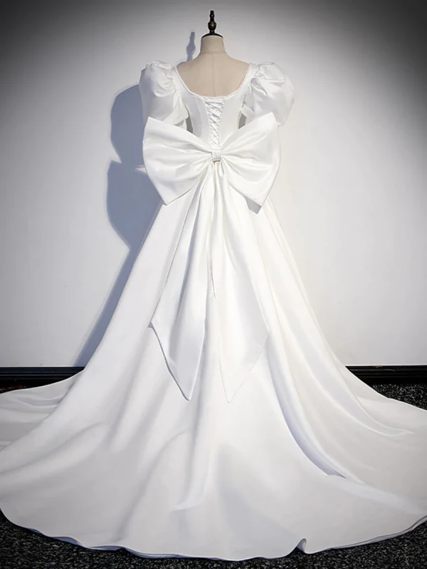 Élégant Blanche Satin Perlage Robe De Bal 2024 Robe Boule Encolure Carrée Gonflée Manches Courtes Dos Nu Noeud Tribunal Train Robe De Ceremonie