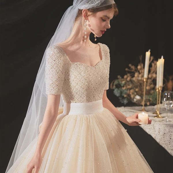 Glamour Champagne Perle La Mariée Robe De Mariée 2020 Princesse Manches Courtes Encolure Carrée Perlage Bretelles croisées Scintillantes Tulle Plage Chapel Train Noeud Ceinture