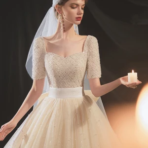 Glamorøs Champagne Perle Bryllups Brudekjoler 2020 Prinsesse Korte Ermer Firkantet Hals Beading Kryssede Stropper Sparkly Tyll Strand Chapel Train Sløyfe Sash