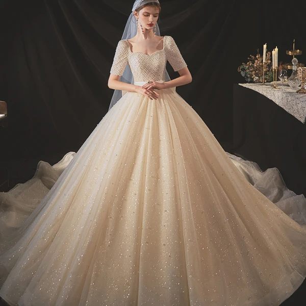 Glamour Champagne Perle La Mariée Robe De Mariée 2020 Princesse Manches Courtes Encolure Carrée Perlage Bretelles croisées Scintillantes Tulle Plage Chapel Train Noeud Ceinture