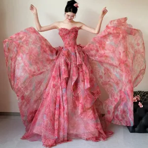 Blomsterfe Rødmende Rosa Gripende Ruffles Appliques Printing Ballkjoler 2025 Ballkjole Strapless Uten Ermer Ryggløse Feie Tog Formelle Kjoler