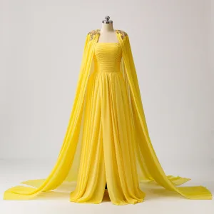 Slående Gul Chiffon Fendue Devant Ballkjoler Med Kappe 2024 Holder Formelle Kjoler Glidlås Buste Lange Uten Ermer Prinsesse