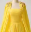 Atemberaubend Gelb Chiffon Gespaltete Front Ballkleider Mit Umhang 2024 Neckholder Festliche Kleider Reißverschluss Rüschen Lange Ärmellos A Linie