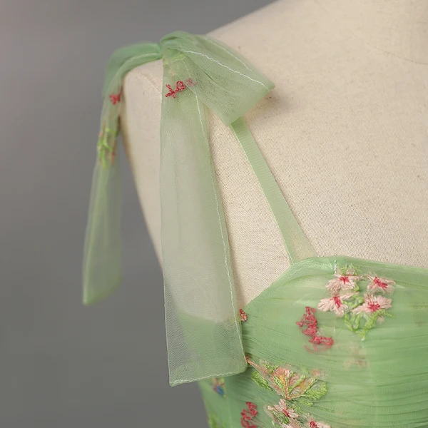 Blomsterfe Salvie Grønn Brodert Blomster Ballkjoler 2023 Spaghettistropper Tyll Uten Ermer Kjæreste Lange Homecoming Formelle Kjoler