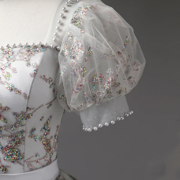 Élégant Gris Paillettes Robe De Bal 2023 Robe Boule Perle Encolure Carrée Gonflée Manches Courtes Noeud Ceinture Dos Nu Longue Promo Robe De Ceremonie