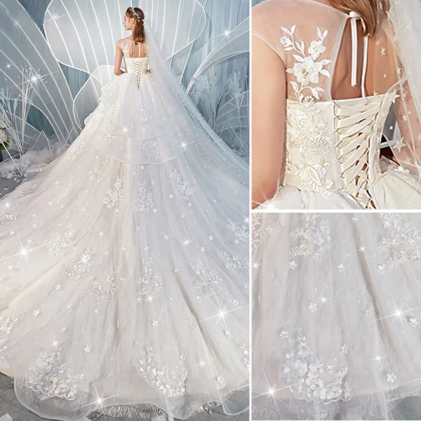 Étourdissant Champagne Robe De Mariée 2019 Princesse Encolure Dégagée Faux Diamant En Dentelle Fleur Appliques Sans Manches Dos Nu Volants en Cascade Royal Train
