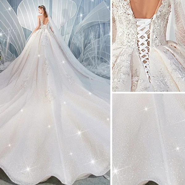 Fantastisk Champagne Bröllopsklänningar 2019 Balklänning Urringning Beading Paljetter Spets Blomma Ärmlös Halterneck Royal Train