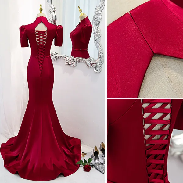 Eleganckie Chiński Styl Burgund Sukienki Wieczorowe 2021 Syrena / Rozkloszowane Satyna Perła Wysokiej Szyi Rhinestone Szarfa Kótkie Rękawy Długie Sukienki Wizytowe