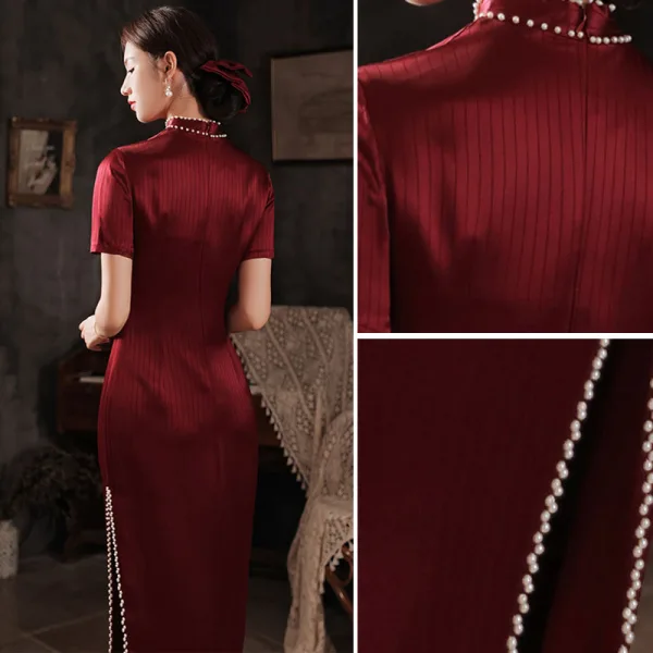 Chinesischer Stil Burgunderrot Satin Cheongsam 2021 Meerjungfrau Perle Stehkragen Kurze Ärmel Abend Lange Cheongsam