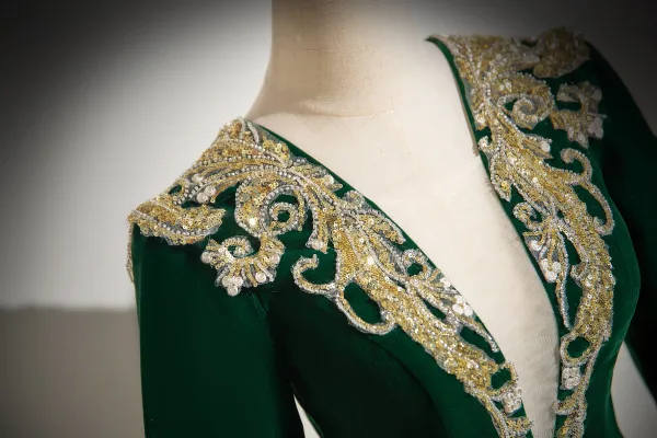 Elegante Dunkelgrün Perlenstickerei Pailletten Samt Ballkleider 2024 Ballkleid Rundhalsausschnitt Lange Ärmel Lange Ball Festliche Kleider
