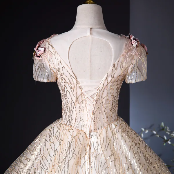 Charmant Bling Bling Gold Applikationen Perlenstickerei Perle Pailletten Spitze Blumen Ballkleider 2024 Ballkleid Rundhalsausschnitt Kurze Ärmel Rückenfreies