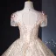 Charmant Bling Bling Gold Applikationen Perlenstickerei Perle Pailletten Spitze Blumen Ballkleider 2024 Ballkleid Rundhalsausschnitt Kurze Ärmel Rückenfreies