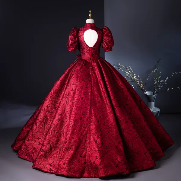 Vintage Burgunderrot Drucken Ballkleider 2024 Ballkleid Stehkragen Geschwollenes Kurze Ärmel Schleife Rückenfreies Lange Ball Festliche Kleider