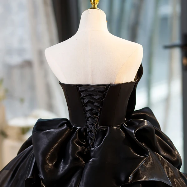 Charming Black Satin Cascading Ruffles Prom Dresses 2023 Ball Gown Strapless Sleeveless Backless Floor-Length / Long Prom Formal Dresses