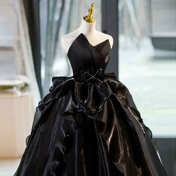Charming Black Satin Cascading Ruffles Prom Dresses 2023 Ball Gown Strapless Sleeveless Backless Floor-Length / Long Prom Formal Dresses