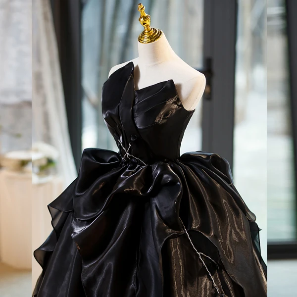 Charming Black Satin Cascading Ruffles Prom Dresses 2023 Ball Gown Strapless Sleeveless Backless Floor-Length / Long Prom Formal Dresses