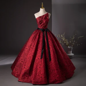 Fine Burgunder Ballkjoler Ballkjole 2024 Strapless Uten Ermer Ryggløse Sløyfe Sash Lange Ball Formelle Kjoler