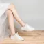 Bekväm Elfenben Brud Satin Spets Blomma Paljetter Brudskor Sneakers 2022 Snörning Pande Zote Toe Platt Damskor
