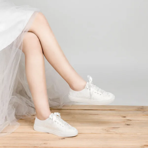 Bekväm Elfenben Brud Paljetter Spets Blomma Brudskor Sneakers 2022 Snörning Platt Pande Zote Toe Damskor