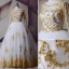 Scintillantes Blanche Doré Robe De Mariée 2017 Encolure Dégagée épaules Manches Longues Appliques En Dentelle Paillettes Robe Boule Royal Train