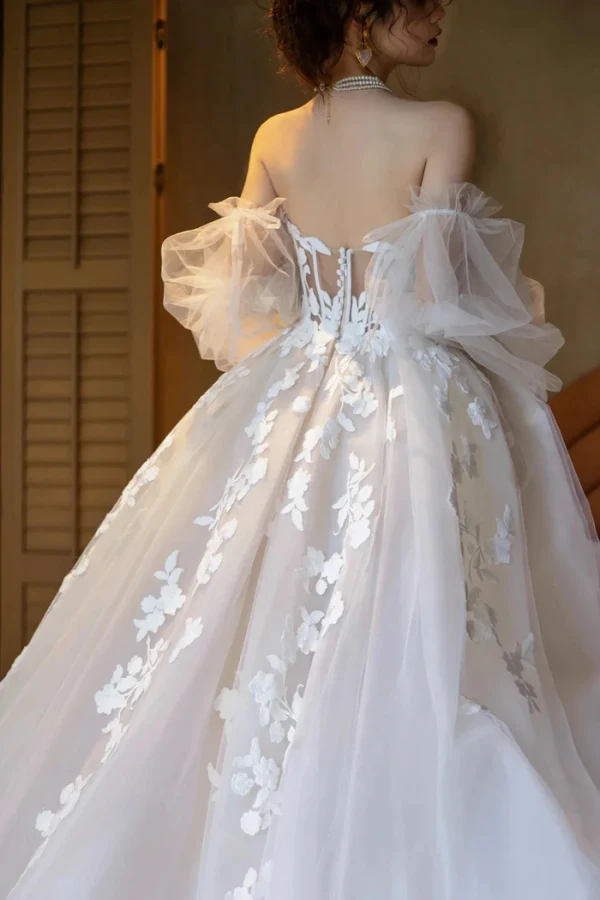 Charmant Champagner Strand Spitze Blumen Gespaltete Front Brautkleider / Hochzeitskleider 2024 A Linie Bandeau Kurze Ärmel Rückenfreies Sweep / Pinsel Zug Hochzeit