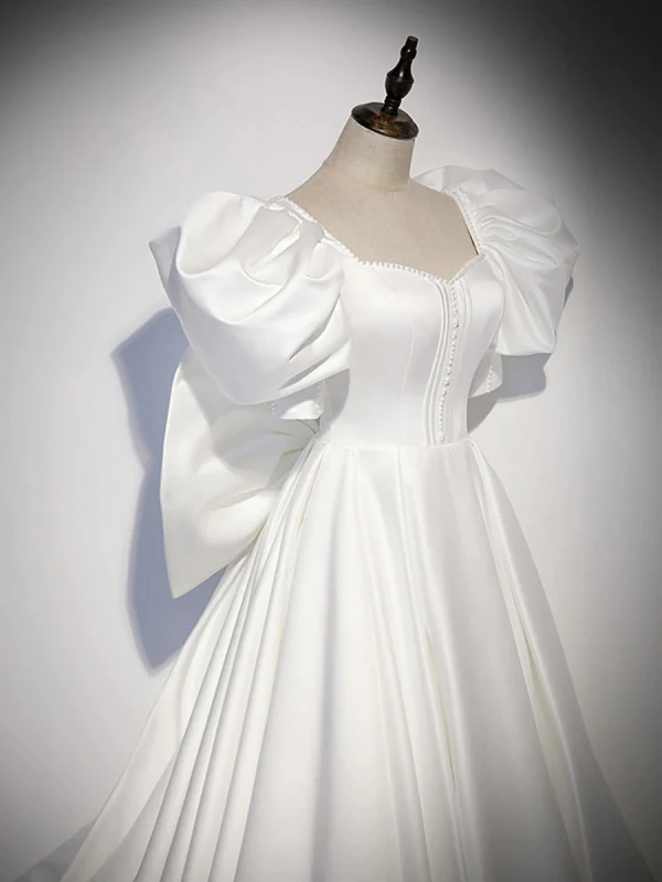 Élégant Blanche Satin Perlage Robe De Bal 2024 Robe Boule Encolure Carrée Gonflée Manches Courtes Dos Nu Noeud Tribunal Train Robe De Ceremonie