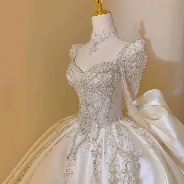 Vintage / Originale Ivoire Perlage Faux Diamant Paillettes Satin Robe De Mariée 2024 Robe Boule Encolure Carrée Manches Longues Dos Nu Noeud Tribunal Train Mariage