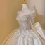 Vintage / Originale Ivoire Perlage Faux Diamant Paillettes Satin Robe De Mariée 2024 Robe Boule Encolure Carrée Manches Longues Dos Nu Noeud Tribunal Train Mariage