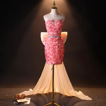 Sexig Rodnande Rosa Beading Ruffle Blomma Aftonklänningar 2024 Trumpet Sjöjungfru Axelbandslös Ärmlös Halterneck Rosett Svep Tåg Afton Formella Klänningar