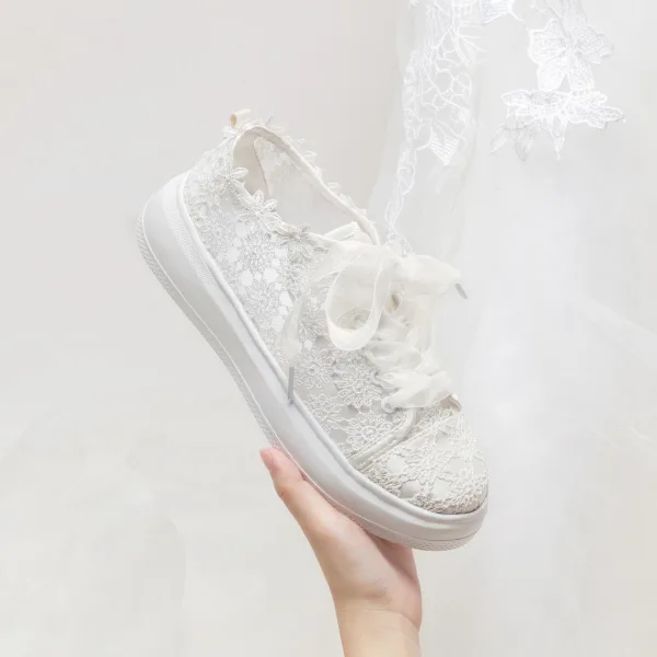 Elegante Ivory / Creme Schleife Spitze Blumen Hochzeit Turnschuhe 2024 4 cm Plateau Runde Zeh Brautschuhe