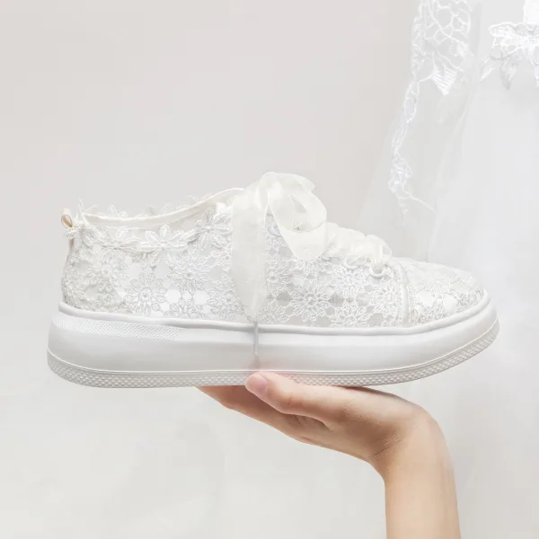 Elegante Ivory / Creme Schleife Spitze Blumen Hochzeit Turnschuhe 2024 4 cm Plateau Runde Zeh Brautschuhe