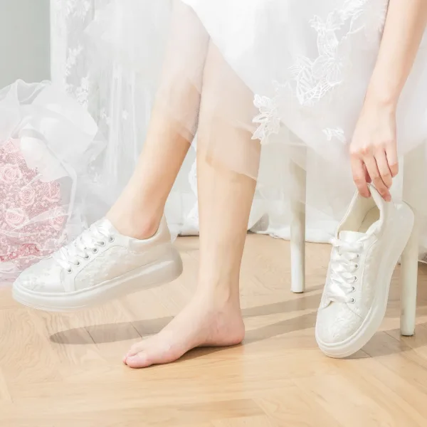 Chic / Belle Ivoire En Dentelle Baskets Chaussure De Mariée 2024 4 cm Plateforme À Bout Rond Mariage Chaussures Femmes