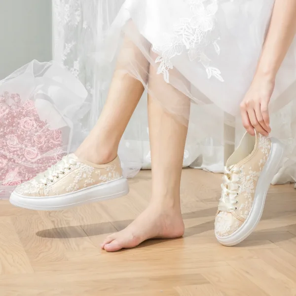Chic / Belle Chaussure De Mariée Champagne En Dentelle Fleur Mariage Baskets 2024 4 cm Plateforme À Bout Rond Chaussure De Mariée