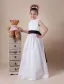 Belle Satin Blanc Ceinture Noire Robe Ceremonie Fille Robe Fille Mariage