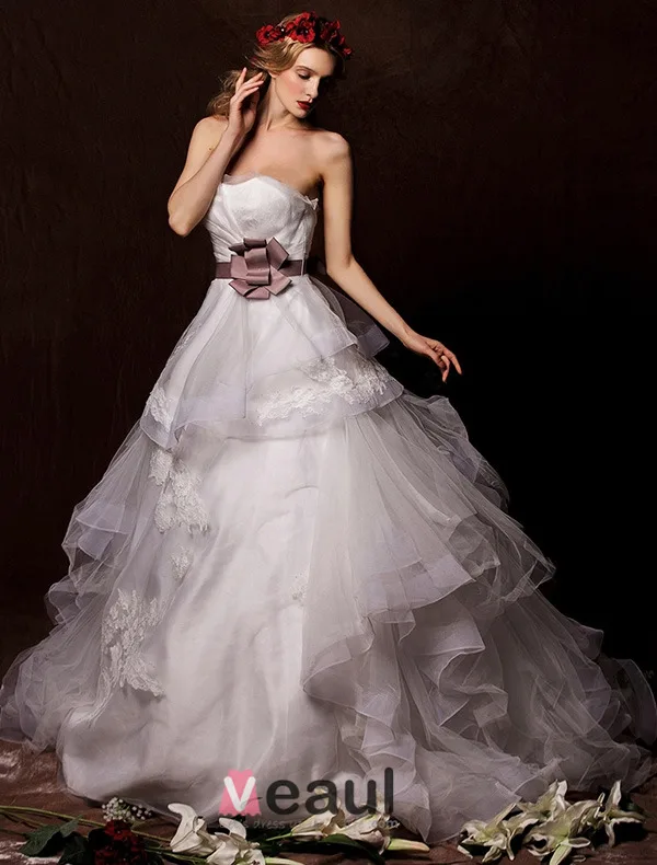 Une Ligne De Bretelles En Satin Volants Fleurs Ceinture En Cascade Robe De Mariée