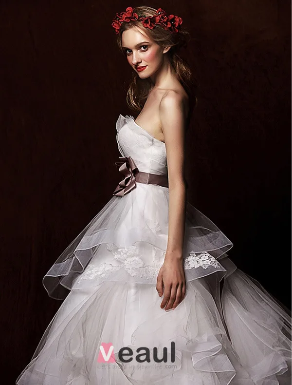 Une Ligne De Bretelles En Satin Volants Fleurs Ceinture En Cascade Robe De Mariée