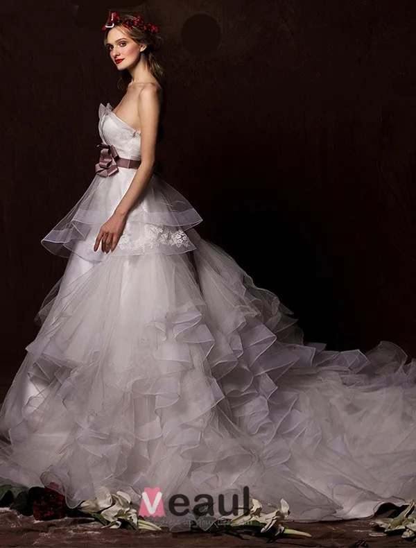 Une Ligne De Bretelles En Satin Volants Fleurs Ceinture En Cascade Robe De Mariée