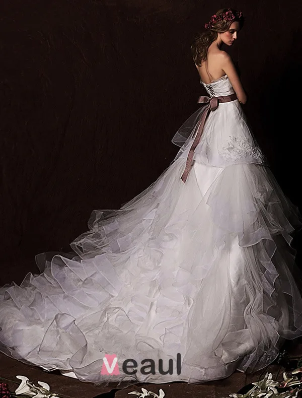 Une Ligne De Bretelles En Satin Volants Fleurs Ceinture En Cascade Robe De Mariée
