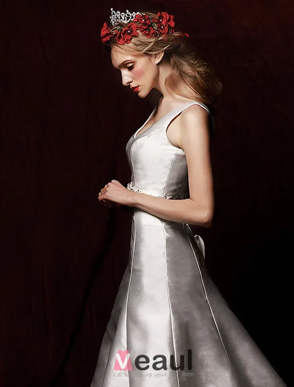 Millésime Une Ligne Épaules Robe De Mariée En Satin Col V Plongeant