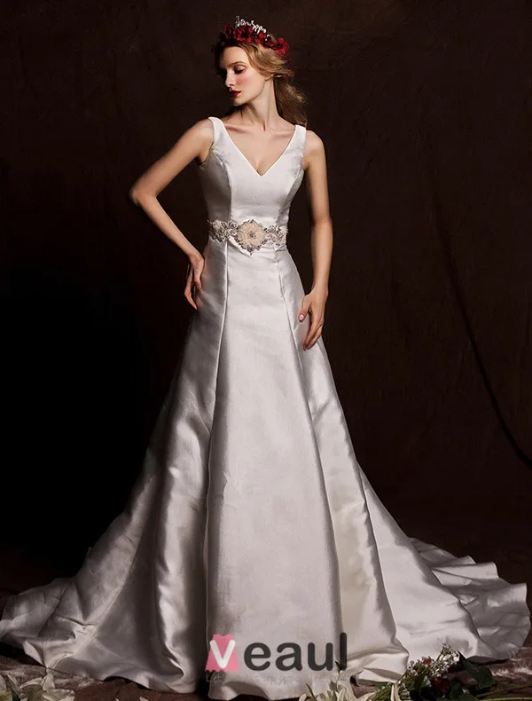 Millésime Une Ligne Épaules Robe De Mariée En Satin Col V Plongeant