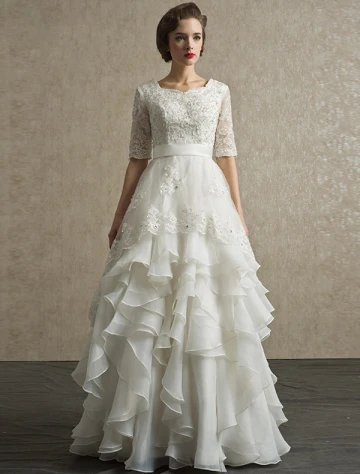 Une Ligne Épaules Carrées Appliques Décolleté Dentelle Satin Volants Guillotine Robe De Mariée