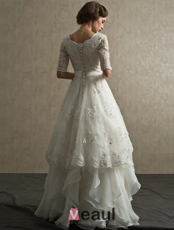 Une Ligne Épaules Carrées Appliques Décolleté Dentelle Satin Volants Guillotine Robe De Mariée