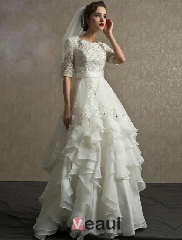 Une Ligne Épaules Carrées Appliques Décolleté Dentelle Satin Volants Guillotine Robe De Mariée