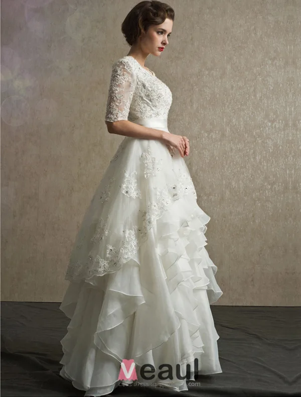 Une Ligne Épaules Carrées Appliques Décolleté Dentelle Satin Volants Guillotine Robe De Mariée