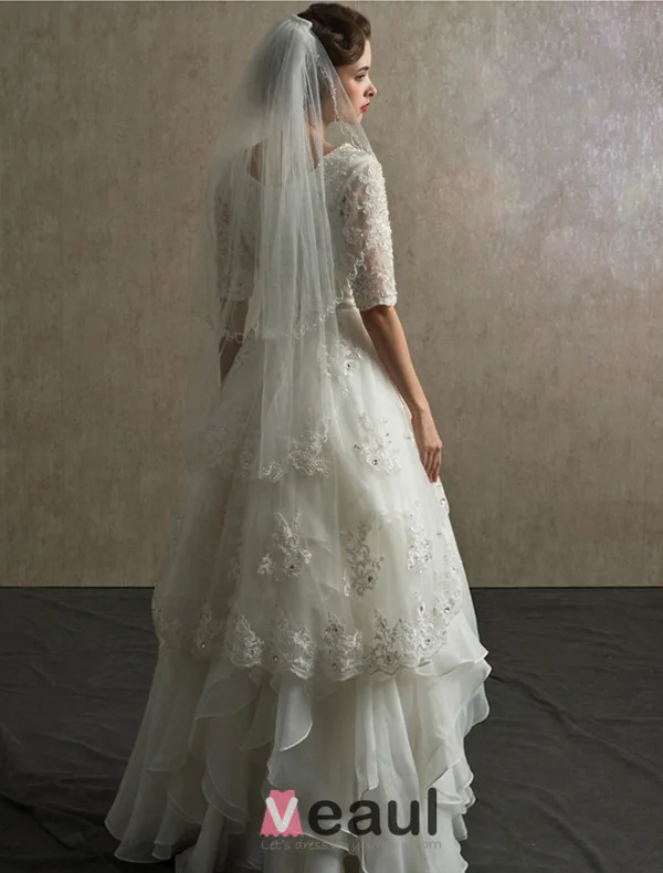 Une Ligne Épaules Carrées Appliques Décolleté Dentelle Satin Volants Guillotine Robe De Mariée