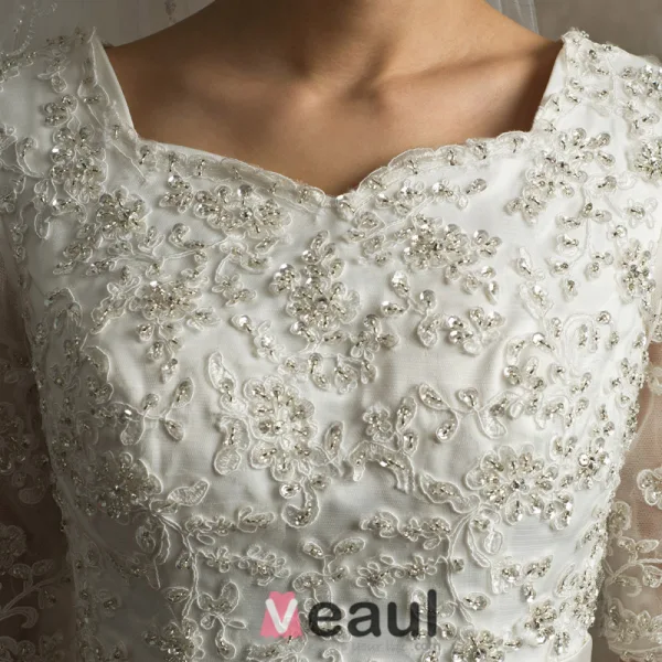 Une Ligne Épaules Carrées Appliques Décolleté Dentelle Satin Volants Guillotine Robe De Mariée